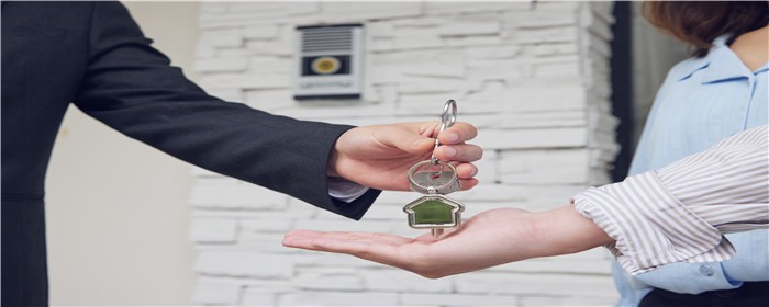 _501754765_房地产中介递给夫妻房屋钥匙特写（企业商用）.jpg